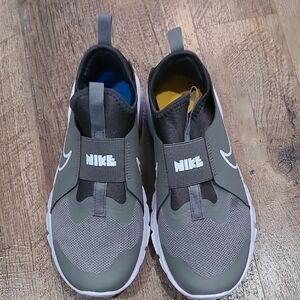 Nike Kids Gray and Black Slip-On Sneakers